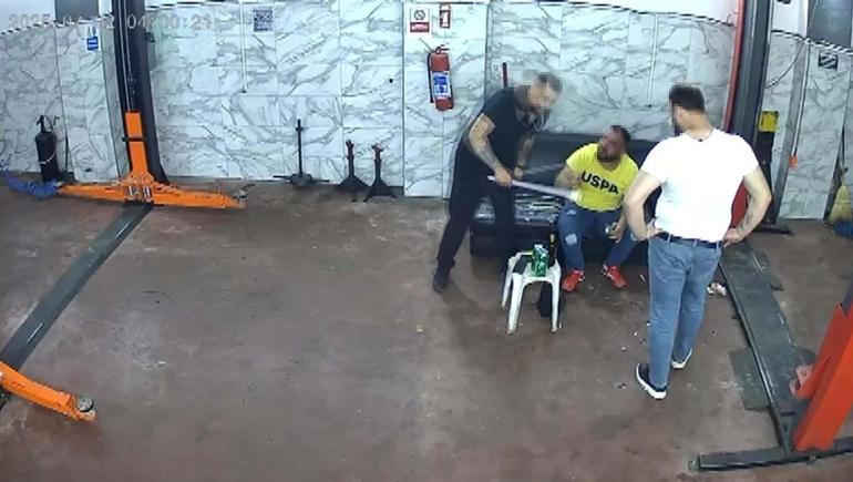 Oto tamircide levye ile dövüldü; o anlar kamerada