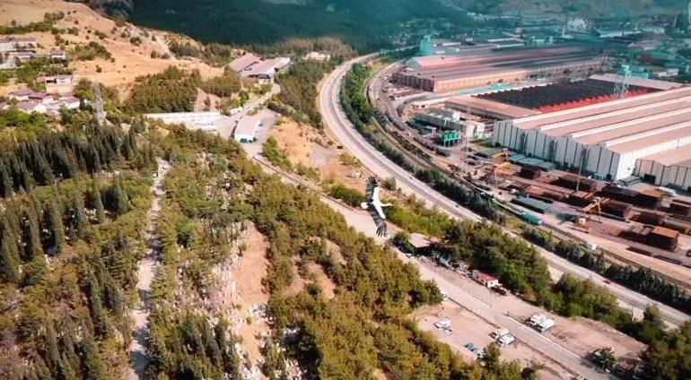 Gökyüzünde süzülen leylek dron kamerasında