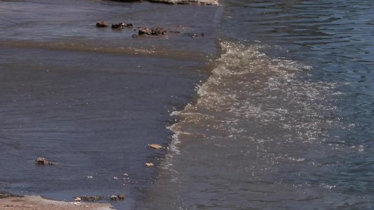 Küçükçekmece’de dereden gelen kokuya mahalleli isyan etti, atık döküldüğü iddia edildi