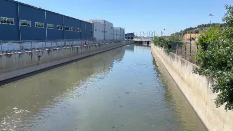 Küçükçekmece’de dereden gelen kokuya mahalleli isyan etti, atık döküldüğü iddia edildi