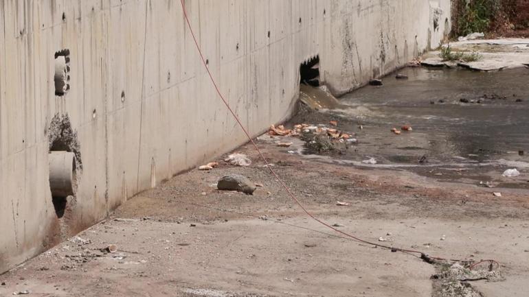 Küçükçekmece’de dereden gelen kokuya mahalleli isyan etti, atık döküldüğü iddia edildi