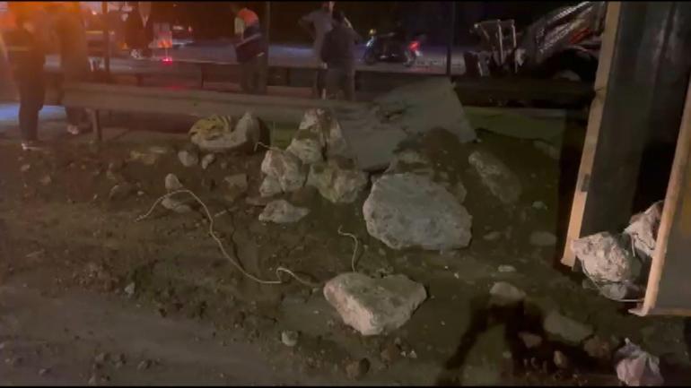 Kağıthane’de moloz yüklü TIR devrildi