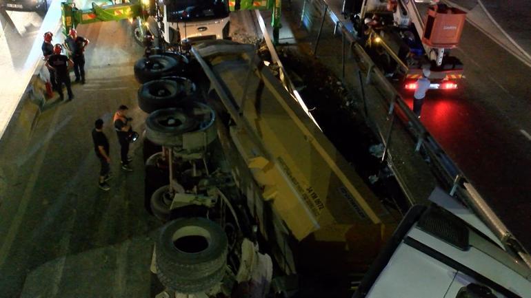 Kağıthane’de moloz yüklü TIR devrildi