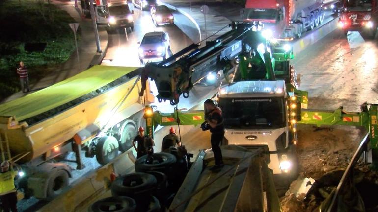 Kağıthane’de moloz yüklü TIR devrildi