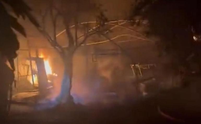 Yalovada tarım işletme deposunda yangın; 1 otomobil ile sera da zarar gördü