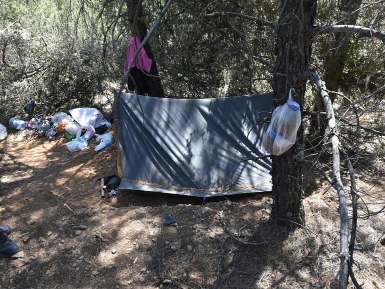 Yakalanmamak için dağda yaşayıp, ayı kapanı kurmuş
