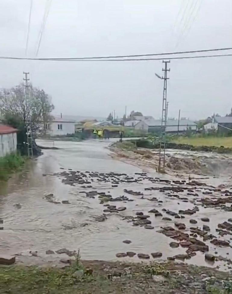 Sağanak yağmurun yıktığı evde mahsur kalan kadın kurtarıldı