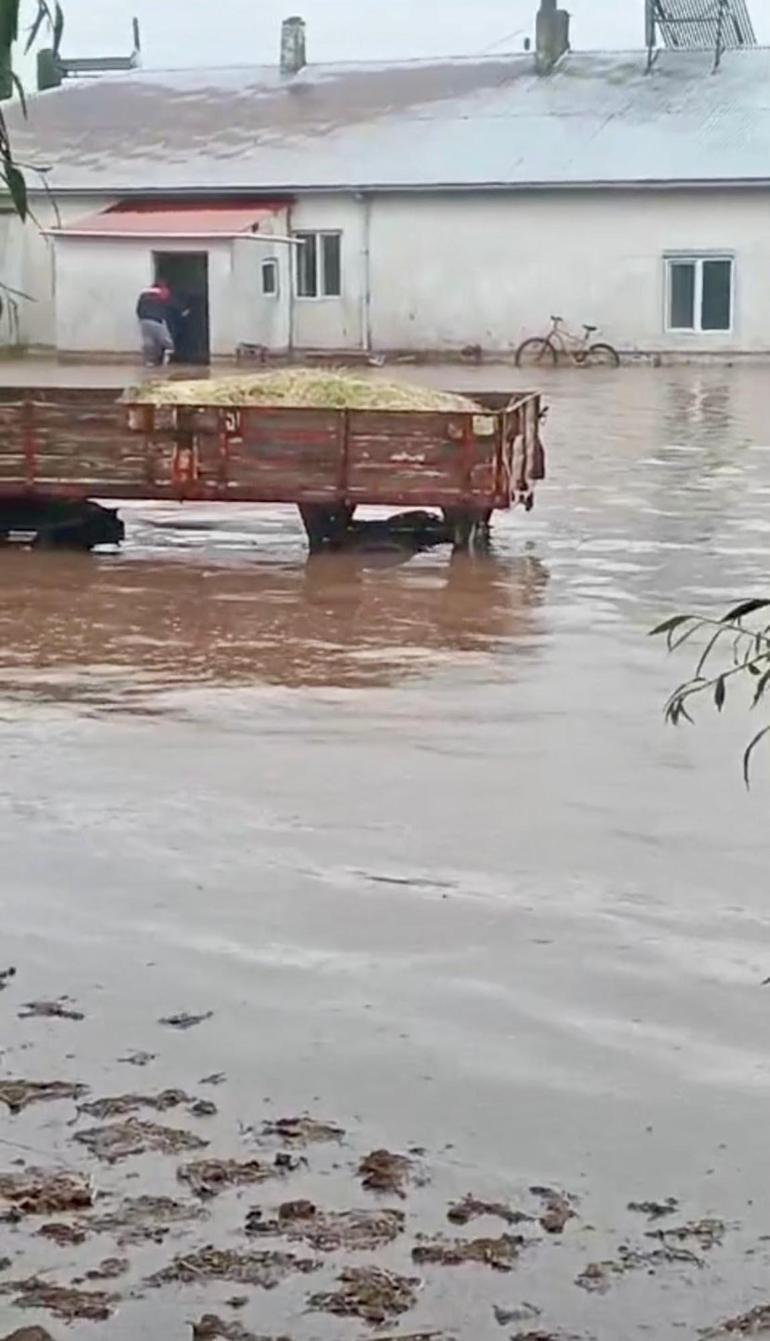 Sağanak yağmurun yıktığı evde mahsur kalan kadın kurtarıldı