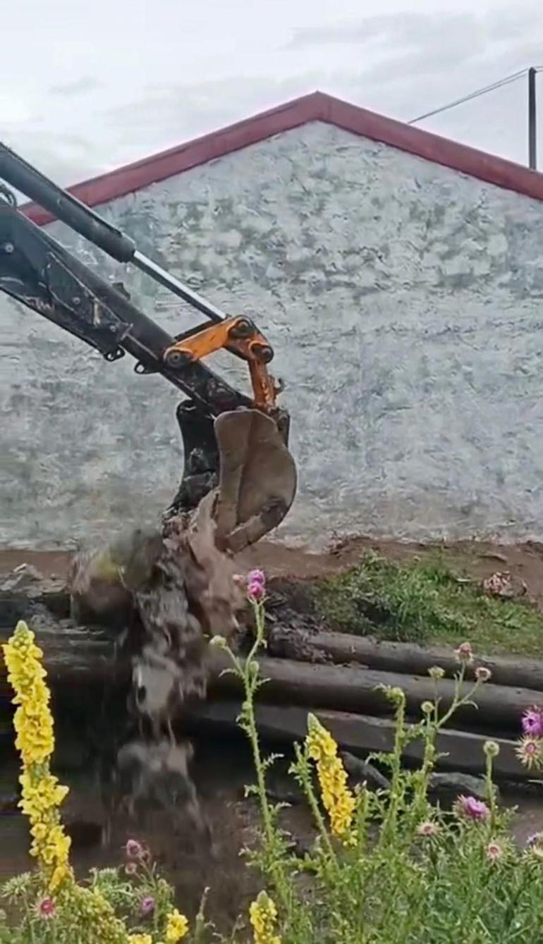 Sağanak yağmurun yıktığı evde mahsur kalan kadın kurtarıldı