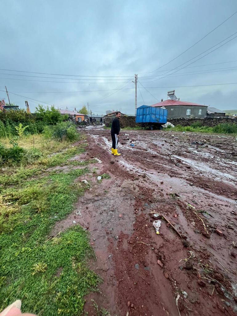 Sağanak yağmurun yıktığı evde mahsur kalan kadın kurtarıldı