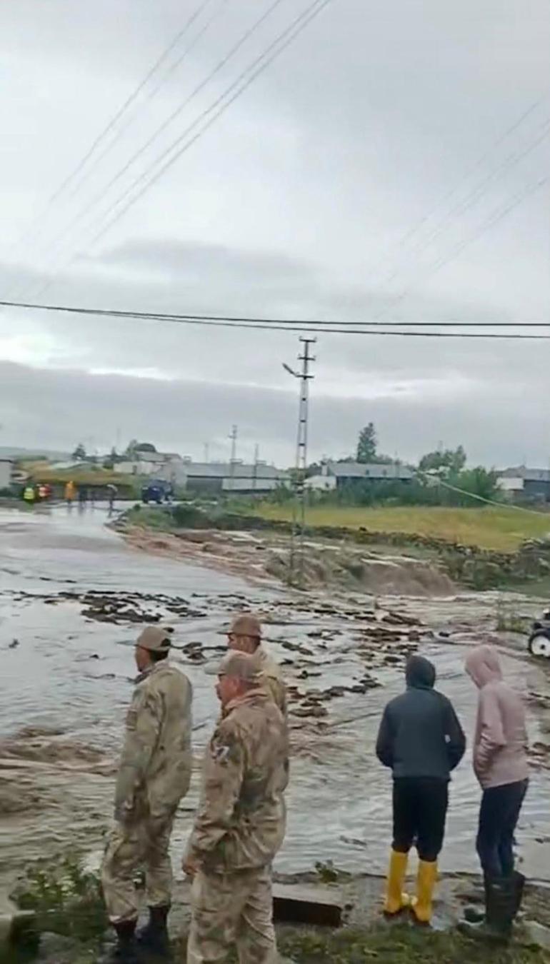 Sağanak yağmurun yıktığı evde mahsur kalan kadın kurtarıldı