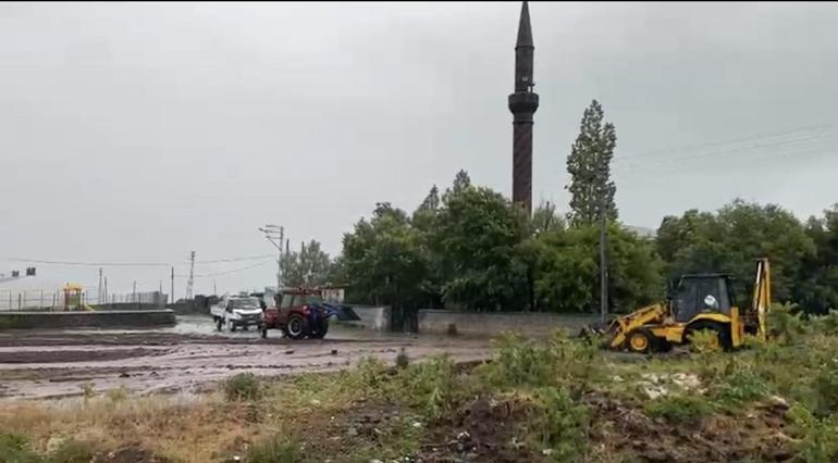 Sağanak yağmurun yıktığı evde mahsur kalan kadın kurtarıldı