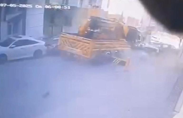 Başakşehirde kayan vinç park halindeki 23 araca çarptı