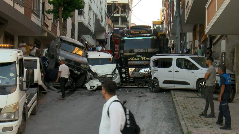Başakşehirde kayan vinç park halindeki 23 araca çarptı