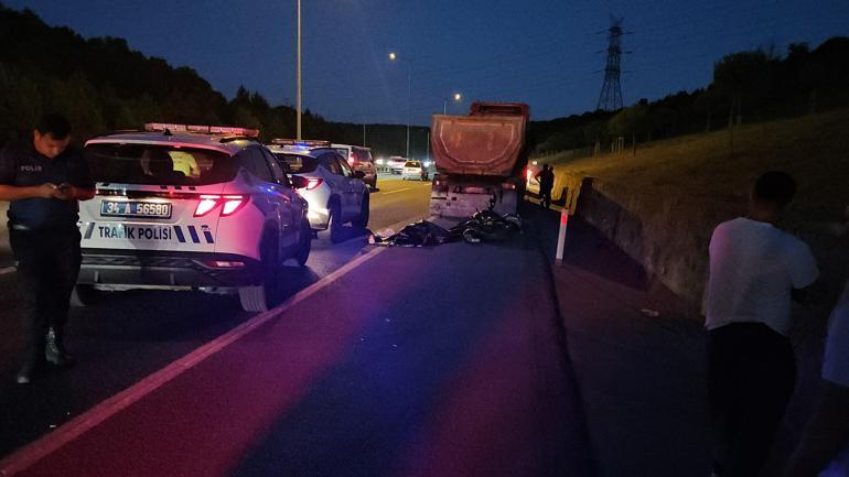 Eyüpsultanda motosiklet hafriyat kamyonu ile çarpıştı: 1 ölü, 1 ağır yaralı