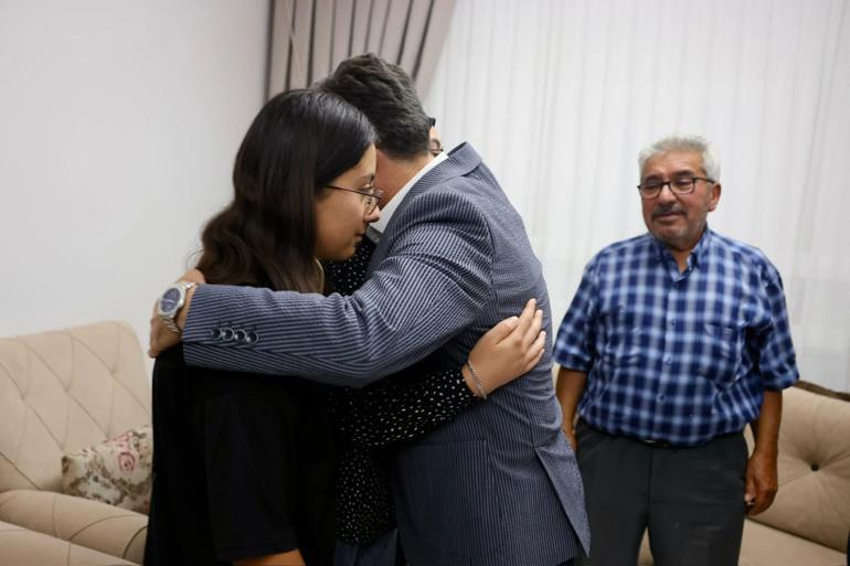 Bakan Yumaklı, şehit dozer operatörünün ailesini ziyaret etti