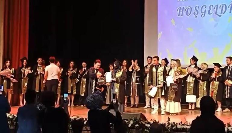 13’üncü üniversitesini birincilikle bitirdi