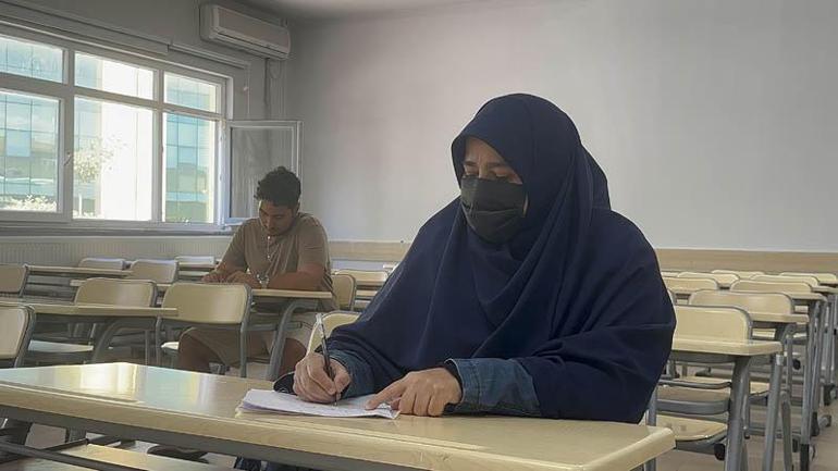 13’üncü üniversitesini birincilikle bitirdi