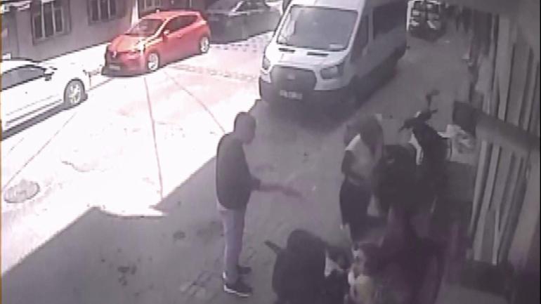 Gaziosmanpaşada telefonunu gasbettiği için kendisinden şikayetçi olan Ahmeti, üzerine benzin dökerek yaktı