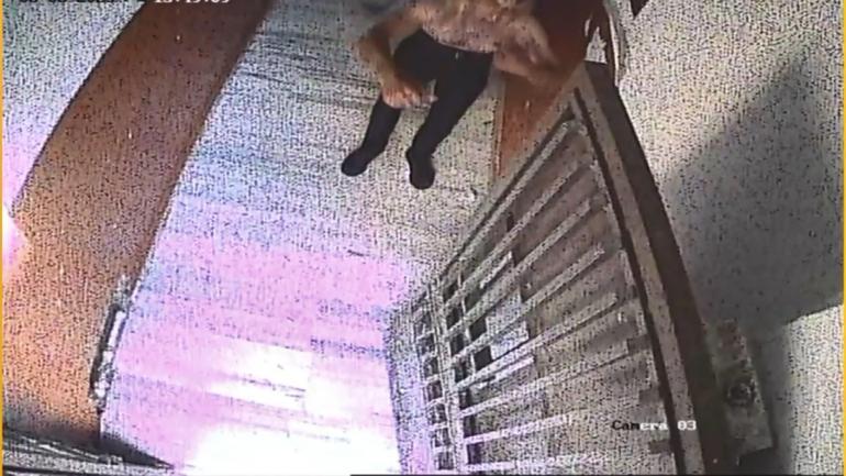 Gaziosmanpaşada telefonunu gasbettiği için kendisinden şikayetçi olan Ahmeti, üzerine benzin dökerek yaktı