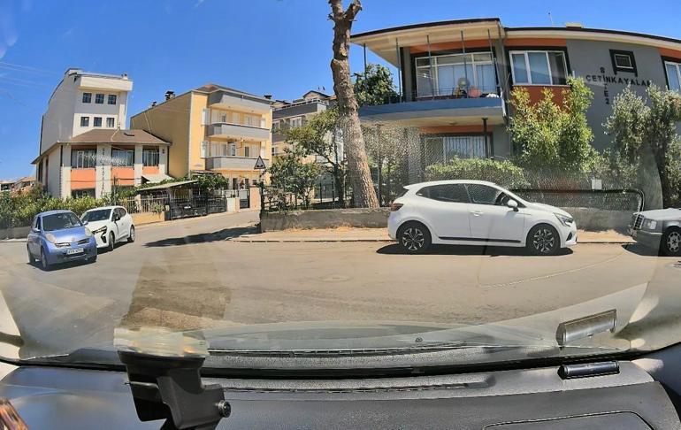 Kazada savrulan otomobilin bisikletli çocuğa çarptığı anlar kamerada