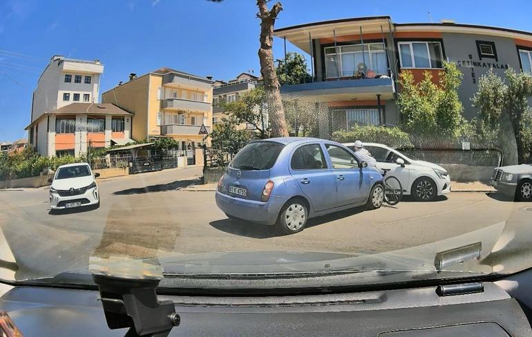Kazada savrulan otomobilin bisikletli çocuğa çarptığı anlar kamerada