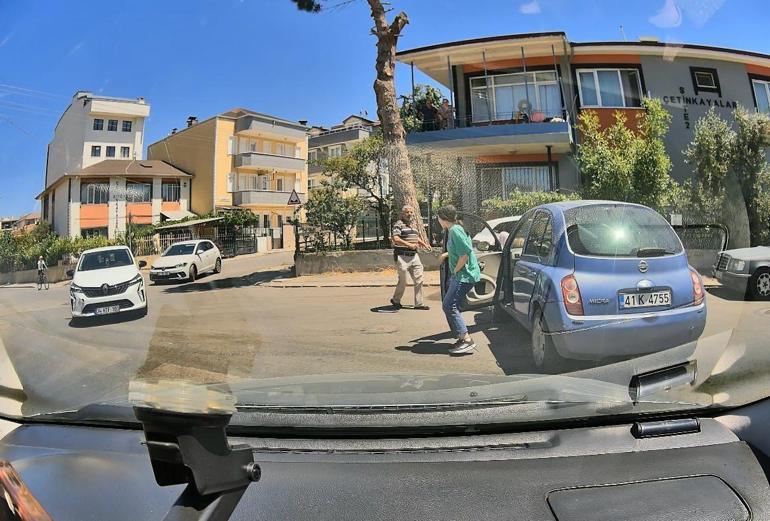Kazada savrulan otomobilin bisikletli çocuğa çarptığı anlar kamerada