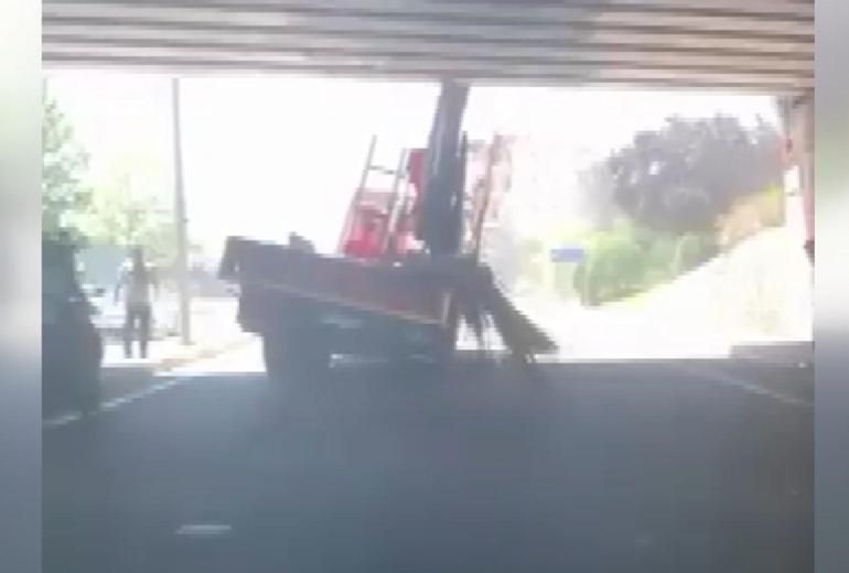 Yalovada vinç yüklü TIR alt geçitte sıkıştı; kaza kamerada