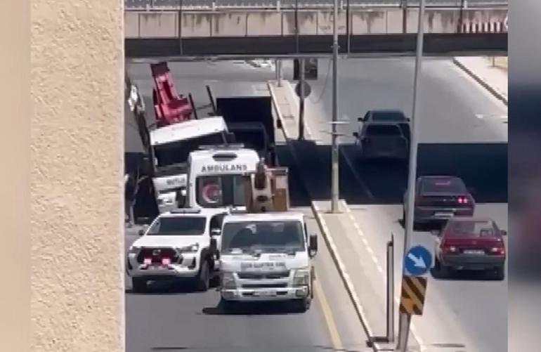 Yalovada vinç yüklü TIR alt geçitte sıkıştı; kaza kamerada