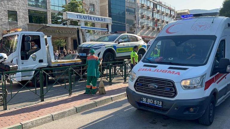 Otomobil, park halindeki polis aracına çarptı: 1’i polis 2 yaralı