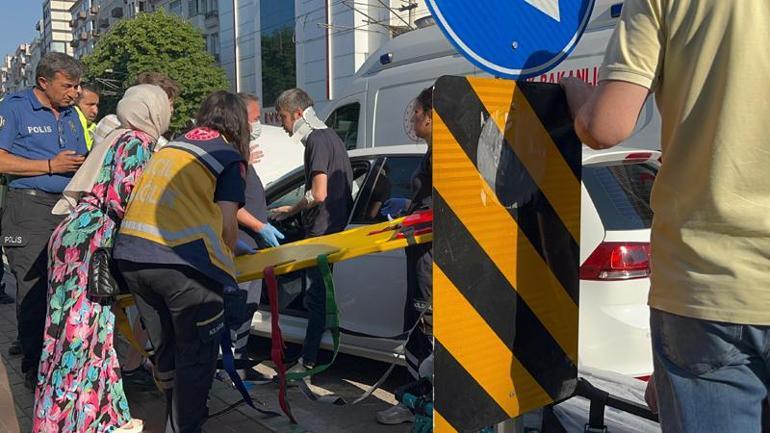 Otomobil, park halindeki polis aracına çarptı: 1’i polis 2 yaralı