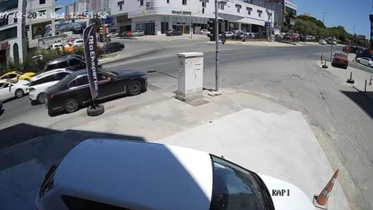Tuzlada motosiklet ile otomobilin çarpıştığı anlar kamerada