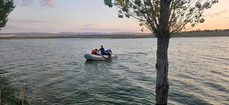 Serinlemek için girdiği baraj gölünde boğuldu