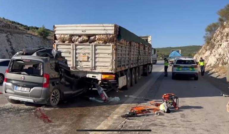 Mersin’deki kazada ölen aynı aileden 5 kişi, yan yana toprağa verildi
