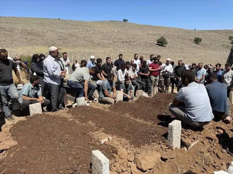 Mersin’deki kazada ölen aynı aileden 5 kişi, yan yana toprağa verildi