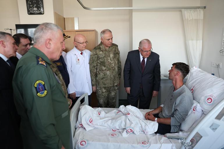 Bakan Güler, metan gazından zehirlenen Mehmetçikleri hastanede ziyaret etti