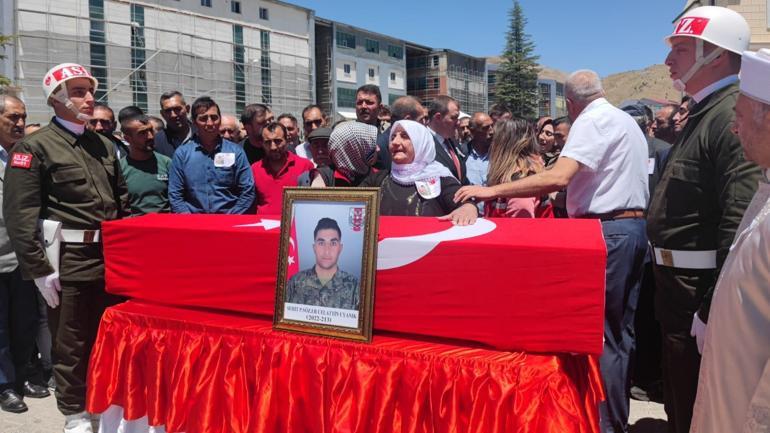 Pençe-Kilit Harekatı şehitleri toprağa veriliyor