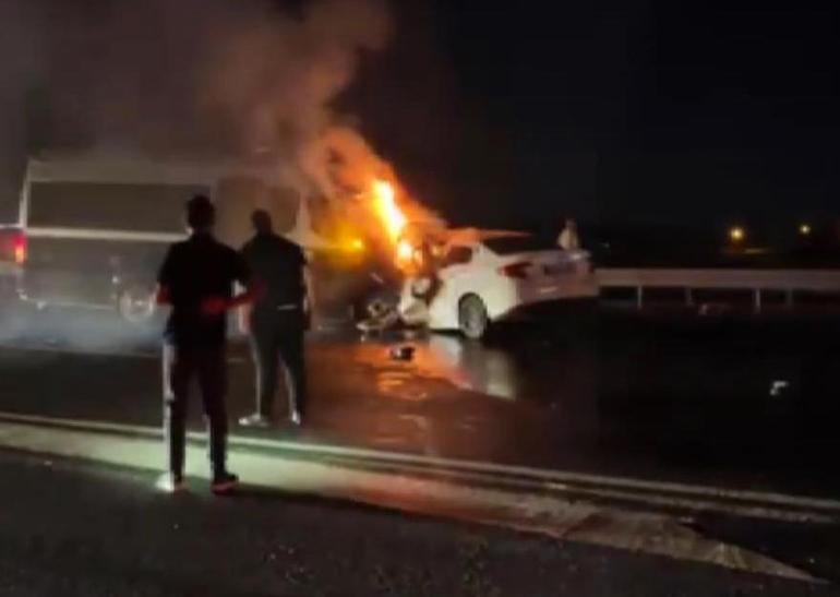 Ankarada ters yönde ilerleyen otomobil minibüsle çarpışarak alev aldı: 1 ölü, 1 yaralı