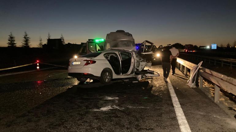 Ankarada ters yönde ilerleyen otomobil minibüsle çarpışarak alev aldı: 1 ölü, 1 yaralı