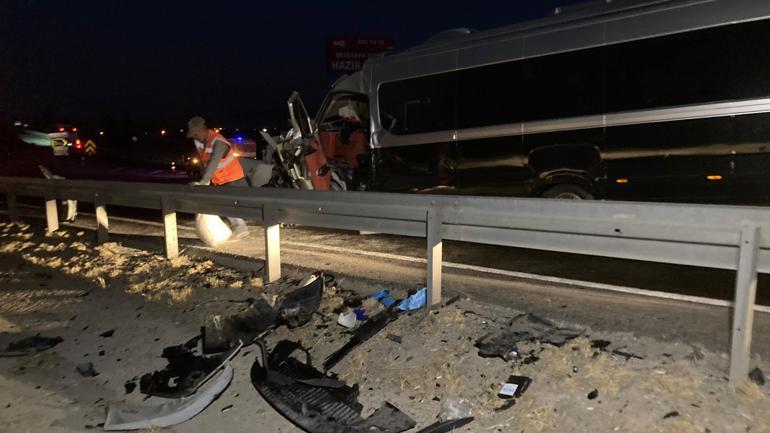 Ankarada ters yönde ilerleyen otomobil minibüsle çarpışarak alev aldı: 1 ölü, 1 yaralı