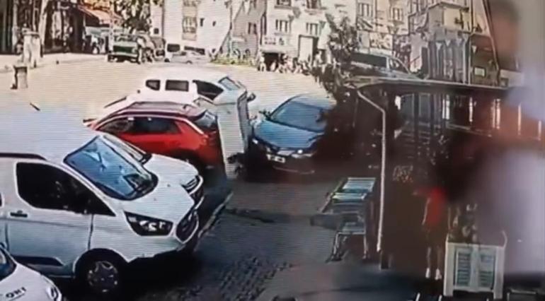 Eyüpsultanda otomobil kaldırıma çıktı; market çalışanına çarptı