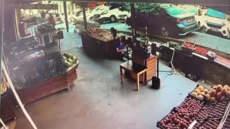 Eyüpsultanda otomobil kaldırıma çıktı; market çalışanına çarptı