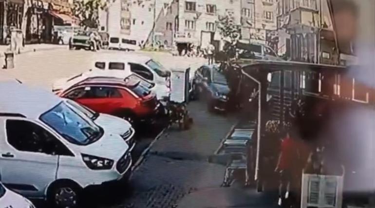 Eyüpsultanda otomobil kaldırıma çıktı; market çalışanına çarptı