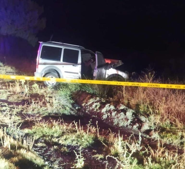 Hafif ticari araç, yola çıkan geyiğe çarptıktan sonra kamyonla çarpıştı; 1 ölü, 1 yaralı