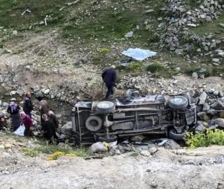 Kamyonet şarampole devrildi: 1 ölü, 5 yaralı