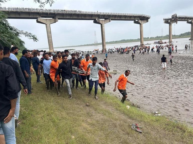 Hindistanda köprü çöktü: 9 ölü