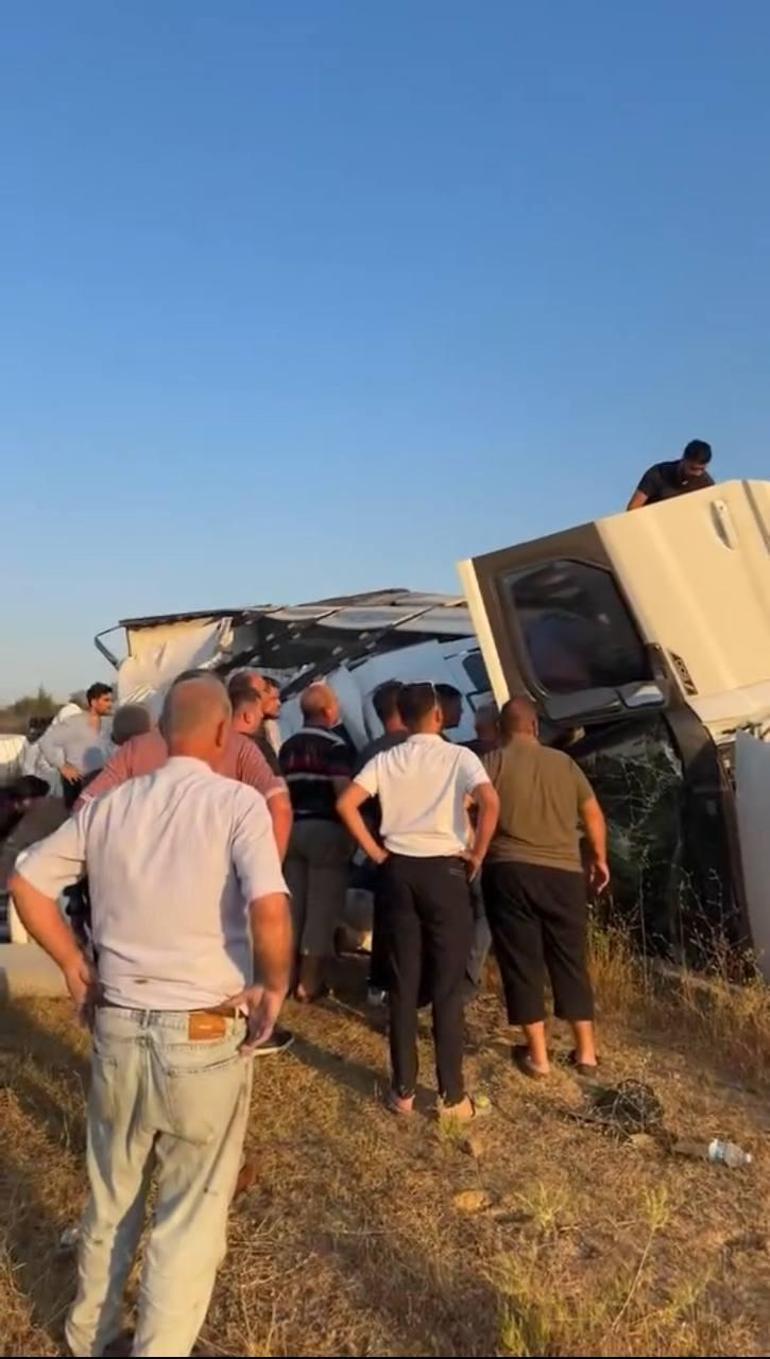 Kuzey Marmara Otoyolunda TIR devrildi: 2 ölü
