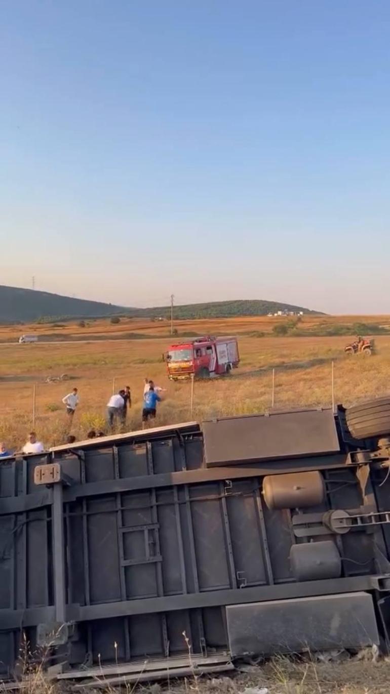 Kuzey Marmara Otoyolunda TIR devrildi: 2 ölü
