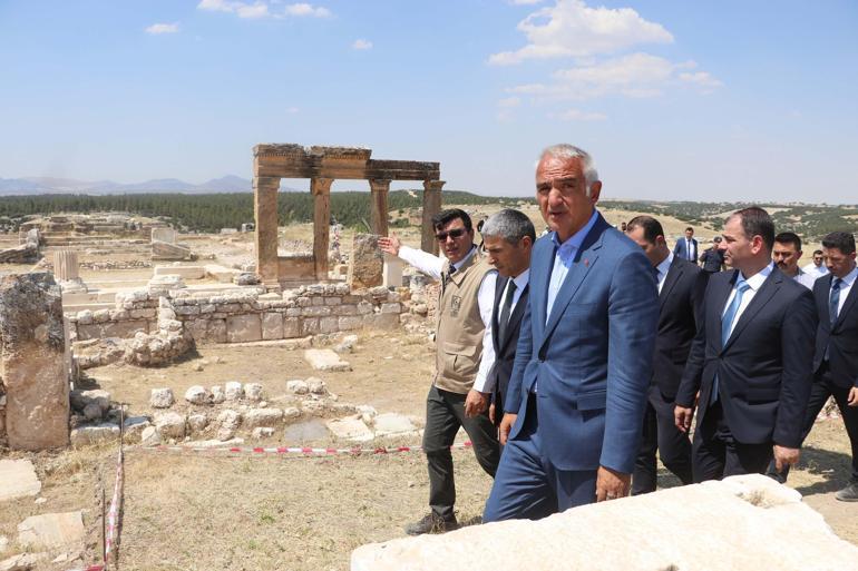 Bakan Ersoy: Yabancı turist rotalarına da girecek bir Uşak için çalışma yapacağız