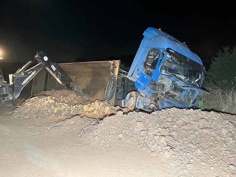 Hafriyat kamyonu traktöre arkadan çarptı; 1 ölü, 1 yaralı